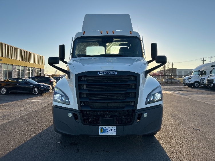 2022 Freightliner Cascadia in Wichita, KS — photo 2