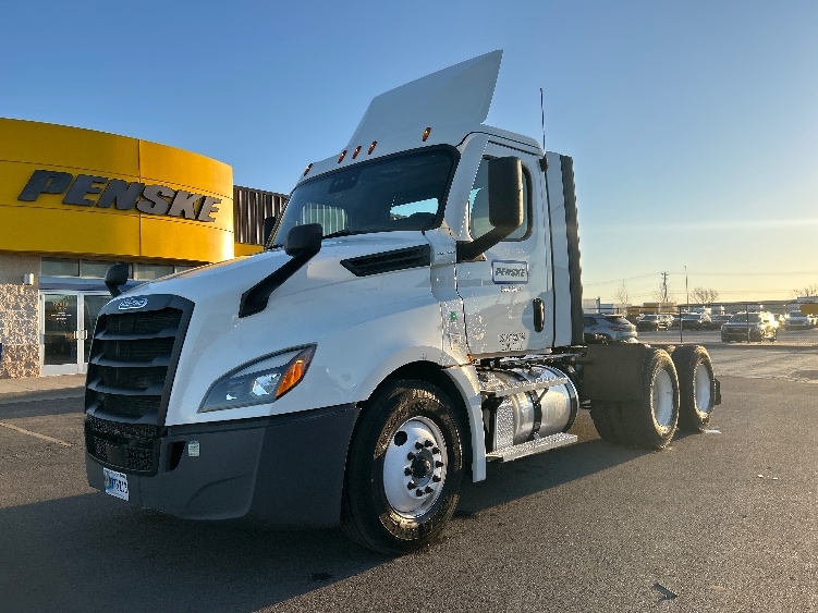 2022 Freightliner Cascadia in Wichita, KS — photo 3