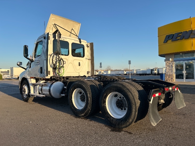 2022 Freightliner Cascadia in Wichita, KS — photo 5