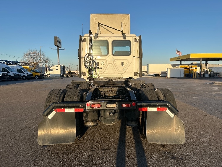 2022 Freightliner Cascadia in Wichita, KS — photo 6