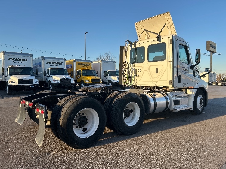 2022 Freightliner Cascadia in Wichita, KS — photo 7