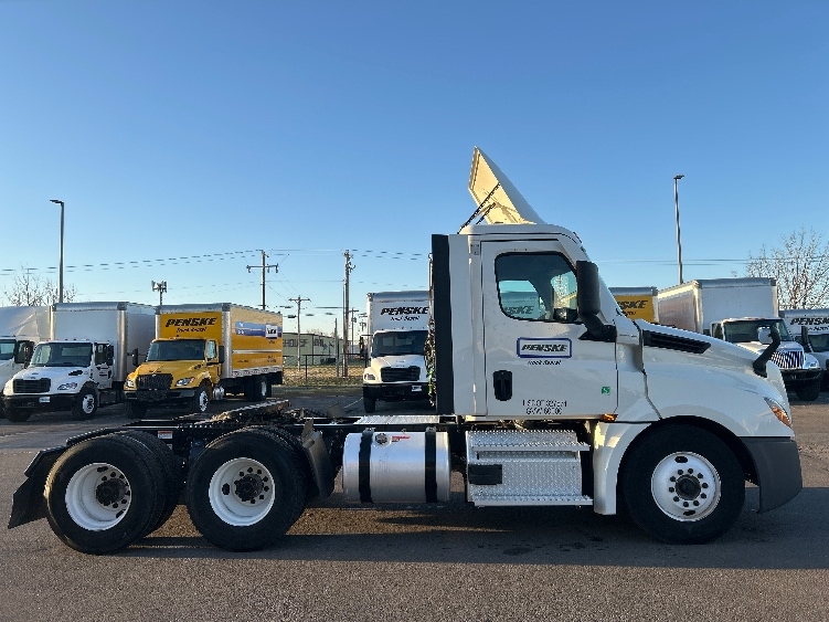 2022 Freightliner Cascadia in Wichita, KS — photo 8