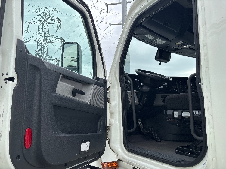 2022 Freightliner Cascadia in Salt Lake City, UT — photo 9