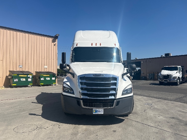 2021 Freightliner Cascadia in Las Vegas, NV — photo 2