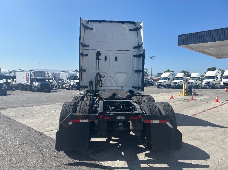 2021 Freightliner Cascadia in Las Vegas, NV — photo 6