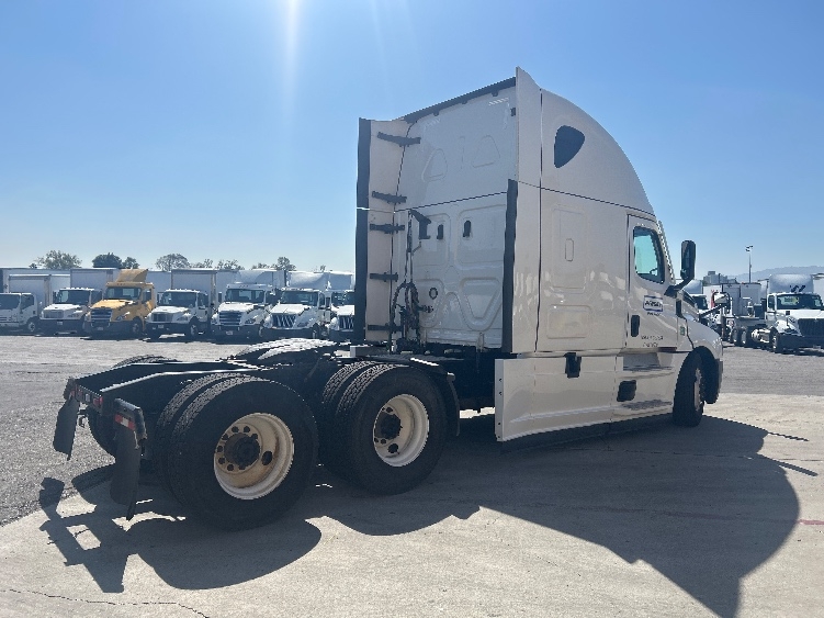 2021 Freightliner Cascadia in Las Vegas, NV — photo 7