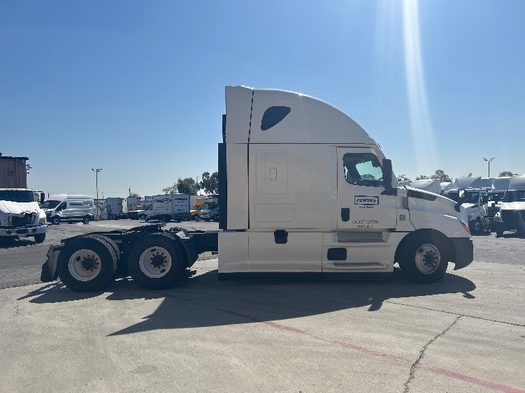 2021 Freightliner Cascadia in Las Vegas, NV — photo 8
