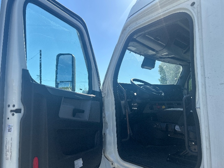 2021 Freightliner Cascadia in Las Vegas, NV — photo 9