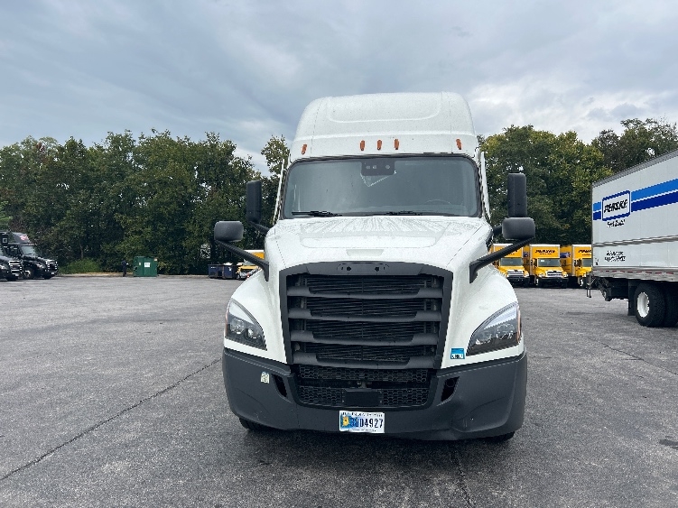 2022 Freightliner Cascadia in Salem, VA — photo 2