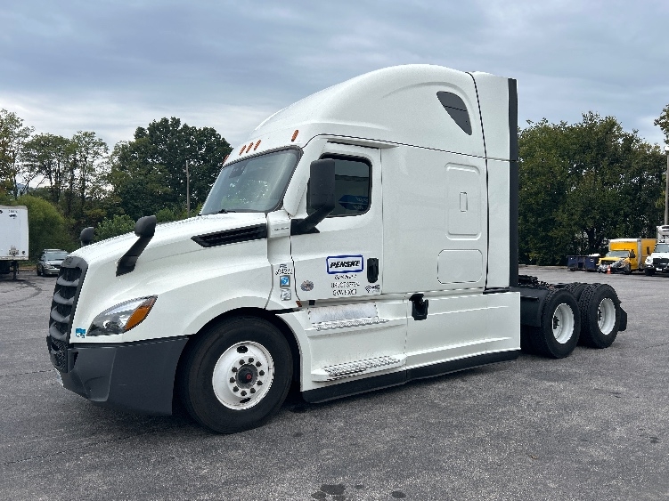 2022 Freightliner Cascadia in Salem, VA — photo 3