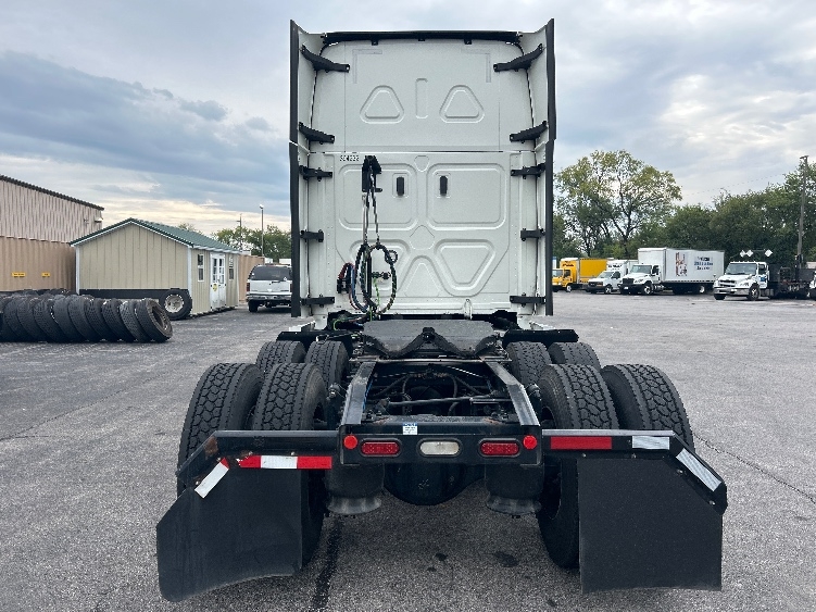 2022 Freightliner Cascadia in Salem, VA — photo 6