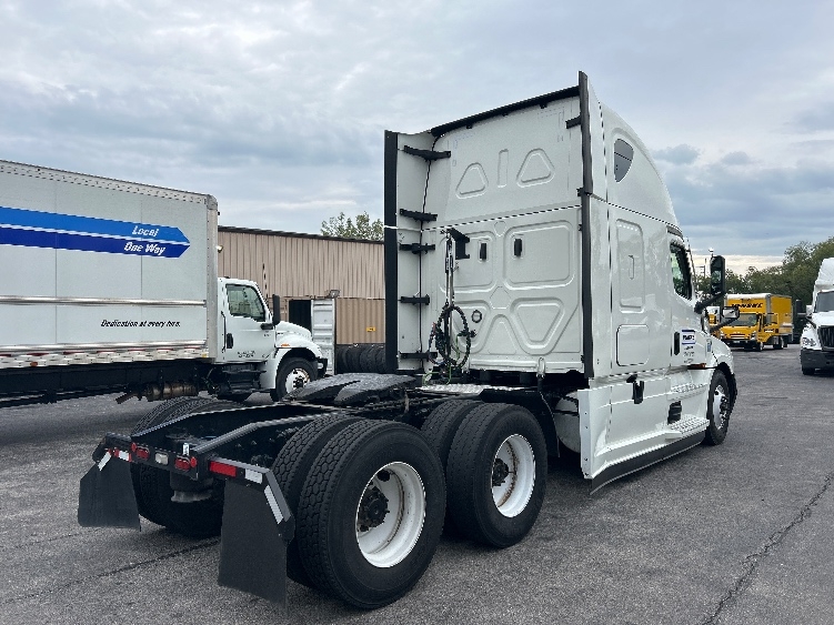 2022 Freightliner Cascadia in Salem, VA — photo 7