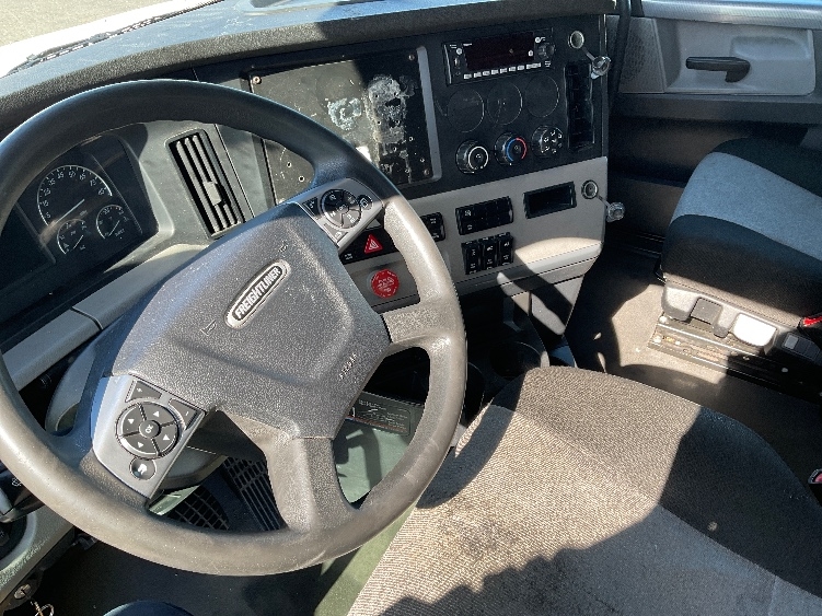 2022 Freightliner Cascadia in Ventura, CA — photo 10