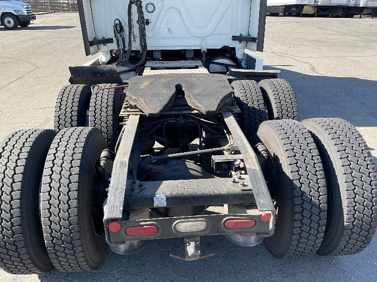 2022 Freightliner Cascadia in Ventura, CA — photo 6