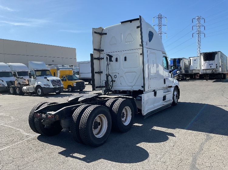 2022 Freightliner Cascadia in Ventura, CA — photo 7