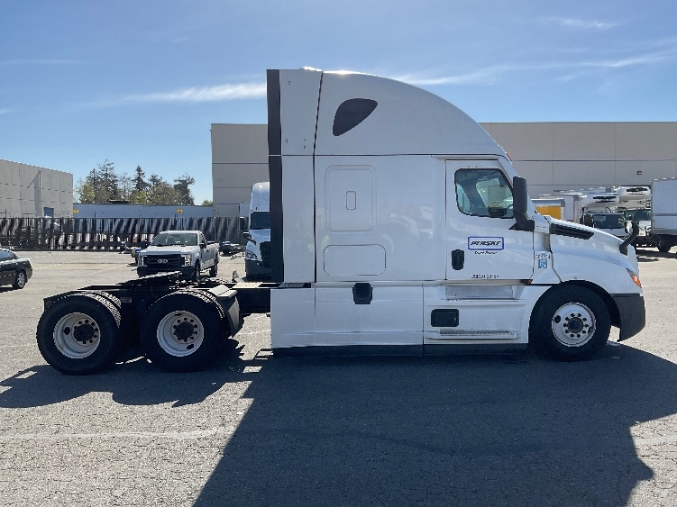2022 Freightliner Cascadia in Ventura, CA — photo 8