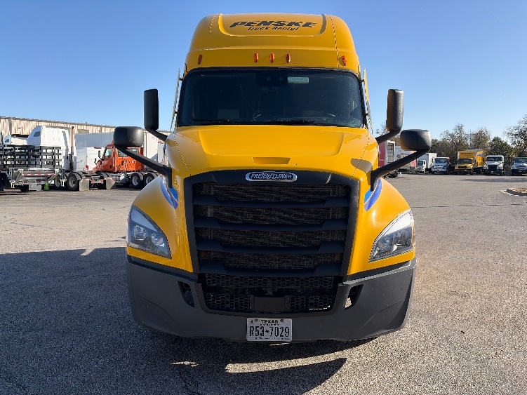 2022 Freightliner in San Antonio, TX — photo 2