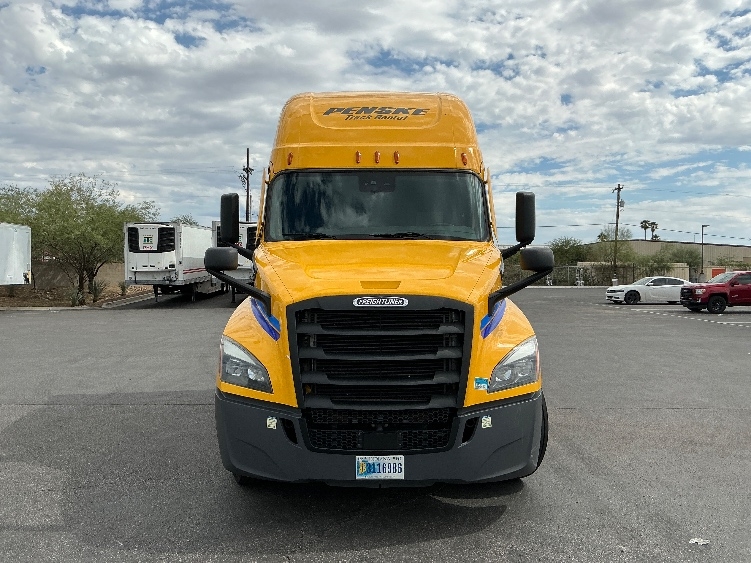 2022 Freightliner Cascadia in Phoenix, AZ — photo 2