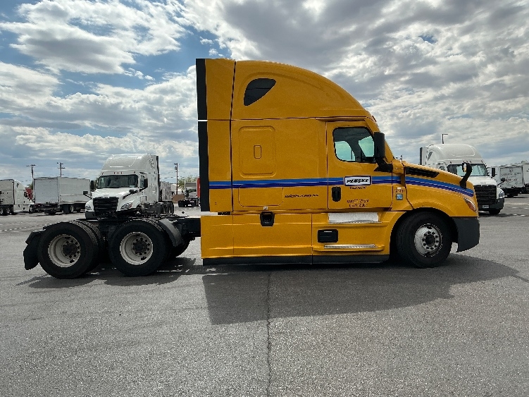 2022 Freightliner Cascadia in Phoenix, AZ — photo 7