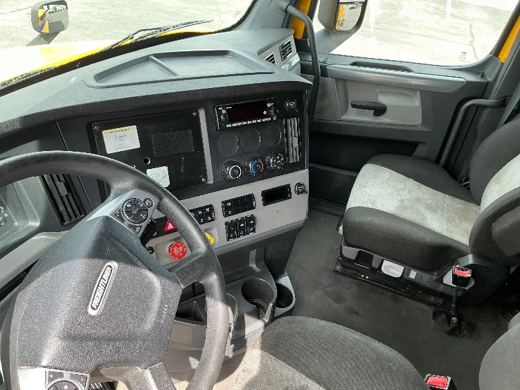 2022 Freightliner Cascadia in Phoenix, AZ — photo 9