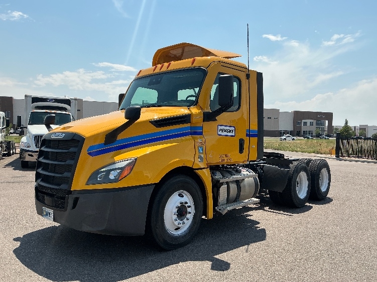 2022 Freightliner Cascadia in Denver, CO — photo 3