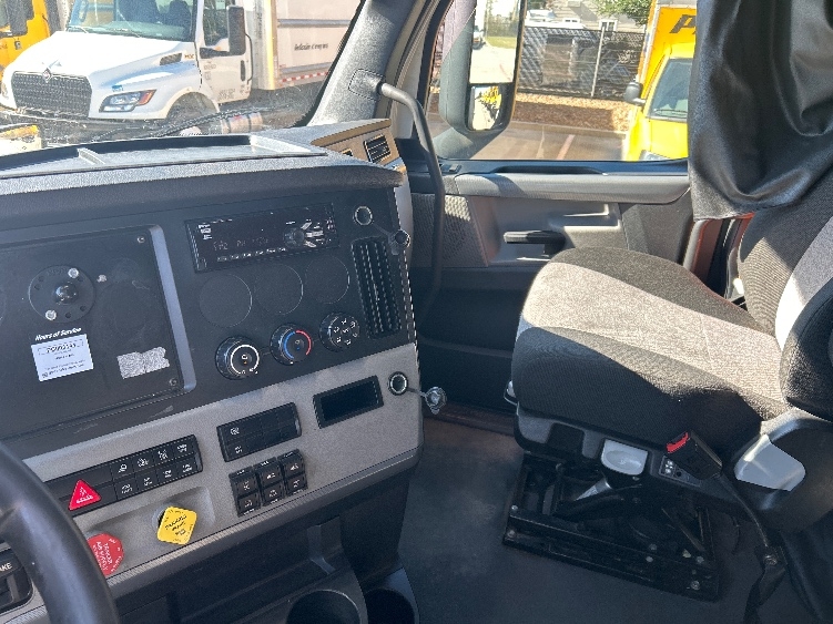 2022 Freightliner Cascadia in Houston, TX — photo 10
