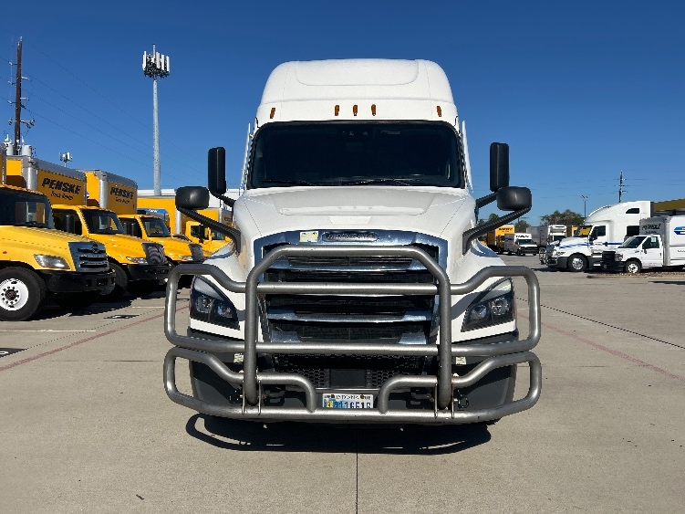 2022 Freightliner Cascadia in Houston, TX — photo 2