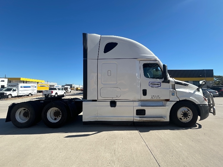 2022 Freightliner Cascadia in Houston, TX — photo 8