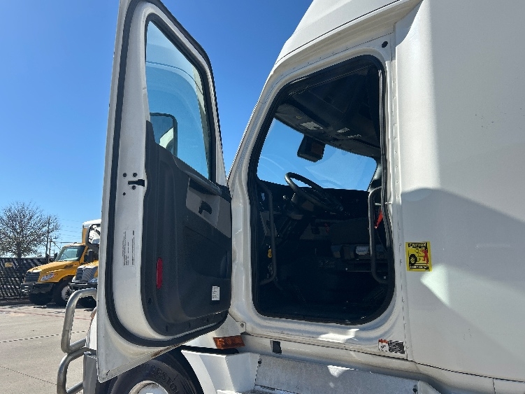 2022 Freightliner Cascadia in Houston, TX — photo 9