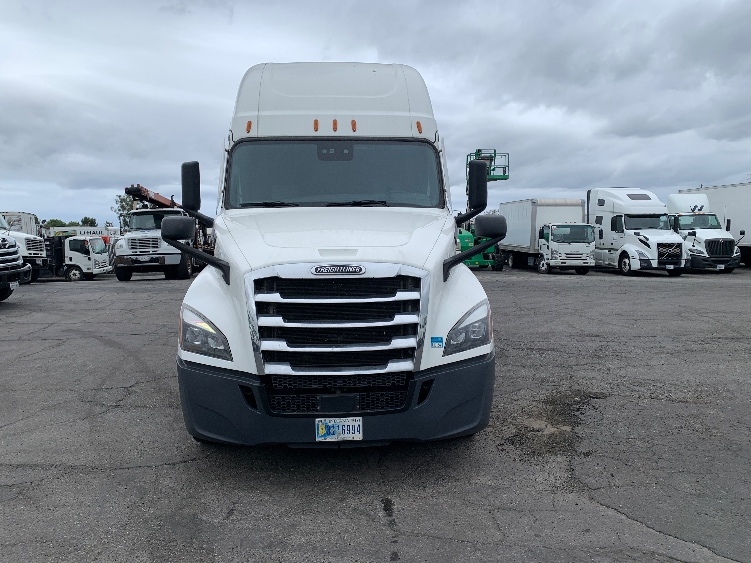 2022 Freightliner Cascadia in Torrance, CA — photo 2