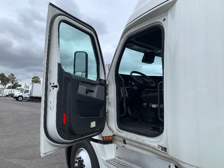2022 Freightliner Cascadia in Torrance, CA — photo 9