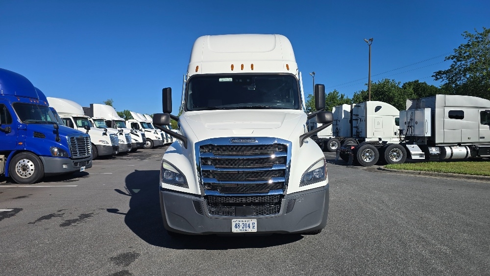2022 Freightliner Cascadia in Greensboro, NC — photo 2
