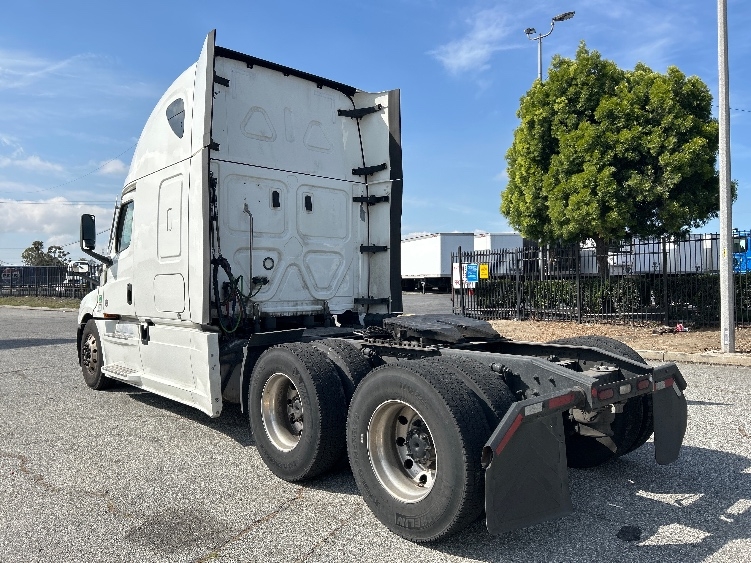 2022 Freightliner Cascadia in Torrance, CA — photo 5