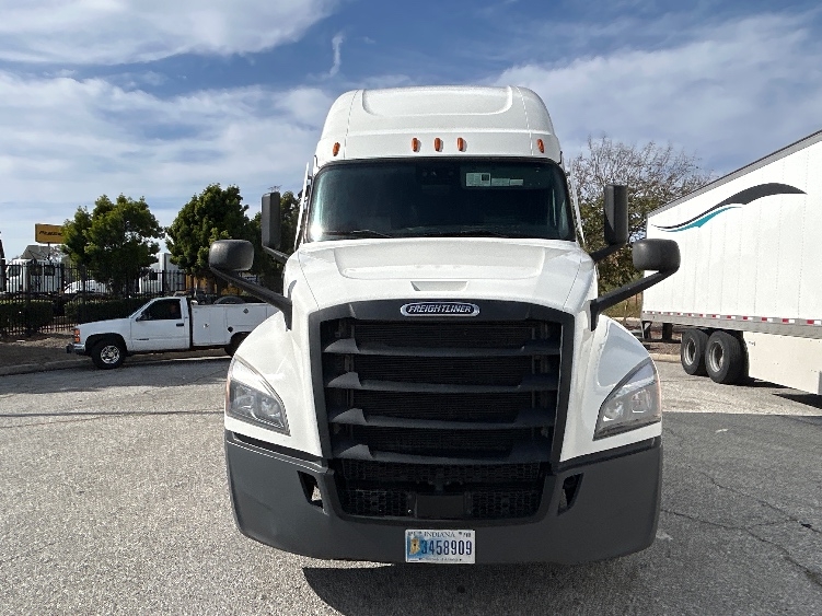 2022 Freightliner Cascadia in Torrance, CA — photo 2