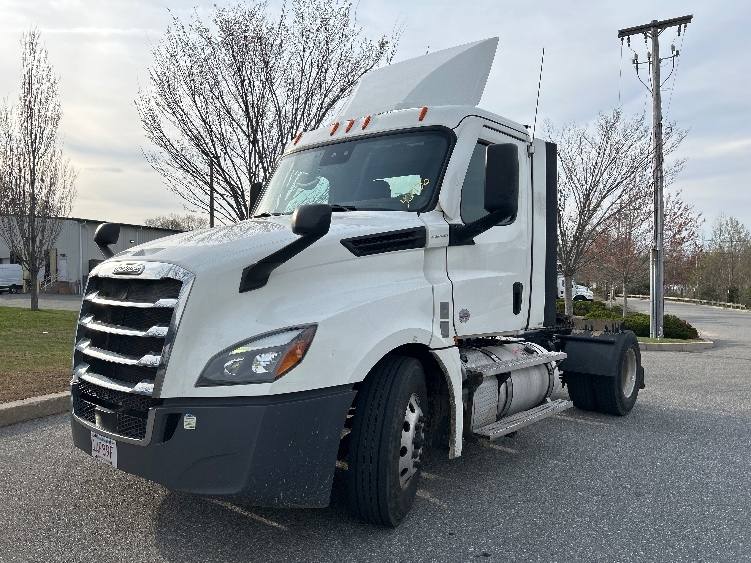 2022 Freightliner Cascadia in Fitchburg, MA — photo 3