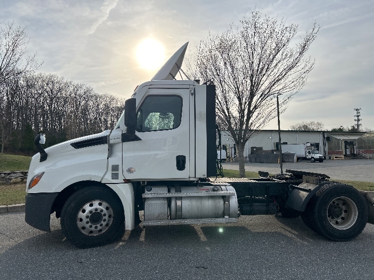 2022 Freightliner Cascadia in Fitchburg, MA — photo 4