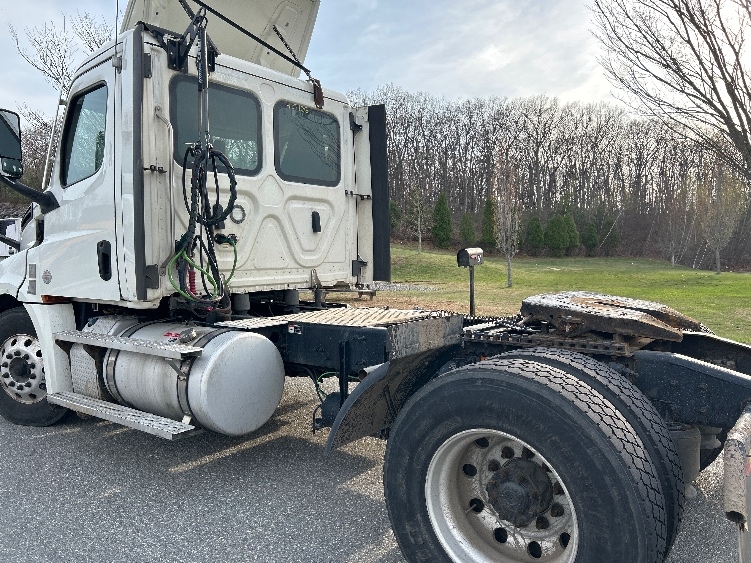 2022 Freightliner Cascadia in Fitchburg, MA — photo 5