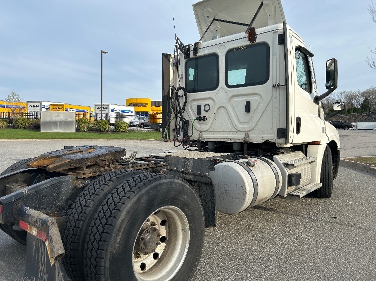 2022 Freightliner Cascadia in Fitchburg, MA — photo 7
