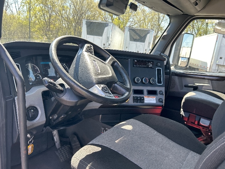 2022 Freightliner Cascadia in Roseville, MN — photo 10