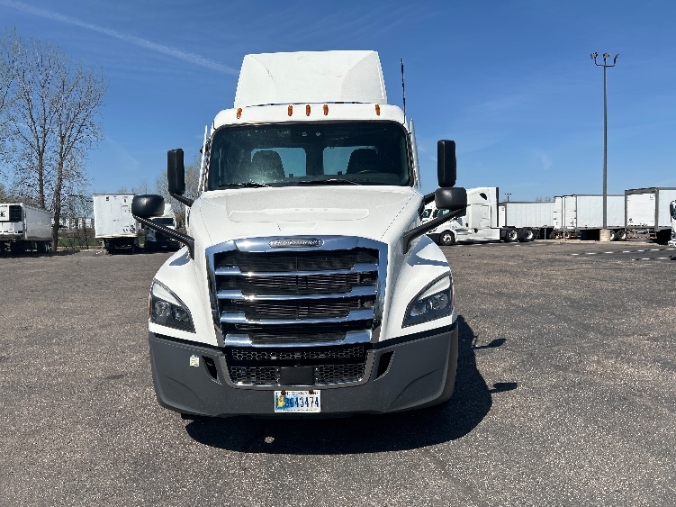 2022 Freightliner Cascadia in Roseville, MN — photo 2