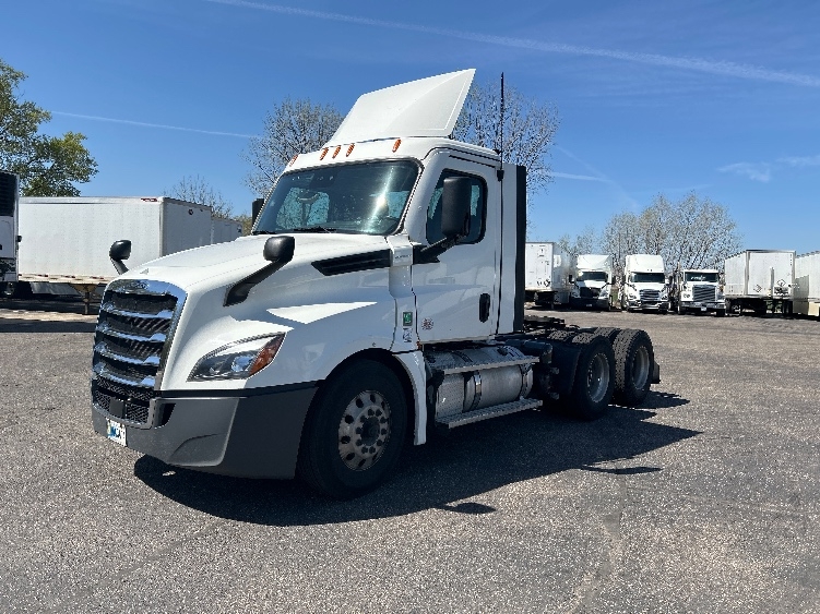 2022 Freightliner Cascadia in Roseville, MN — photo 3