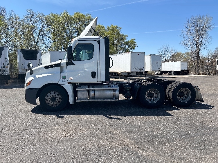 2022 Freightliner Cascadia in Roseville, MN — photo 4