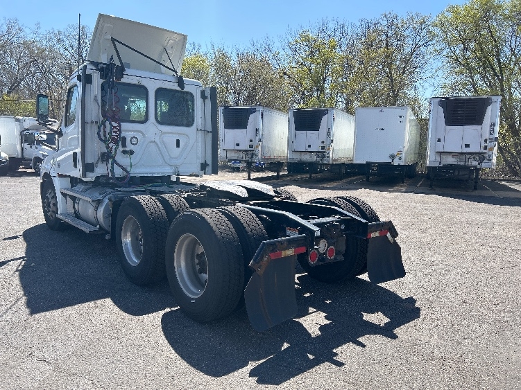 2022 Freightliner Cascadia in Roseville, MN — photo 5