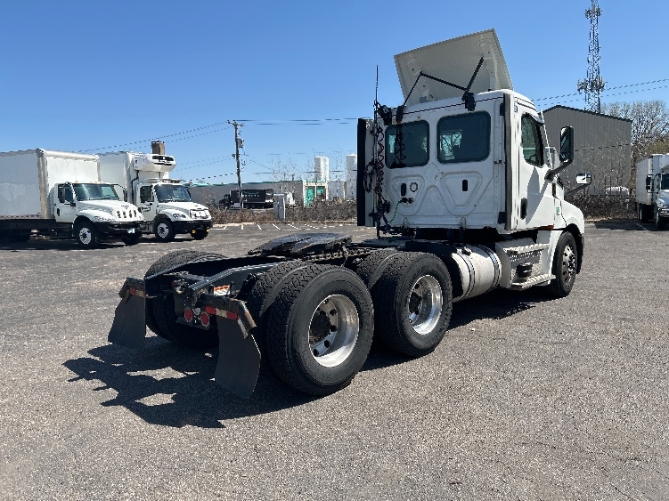 2022 Freightliner Cascadia in Roseville, MN — photo 7