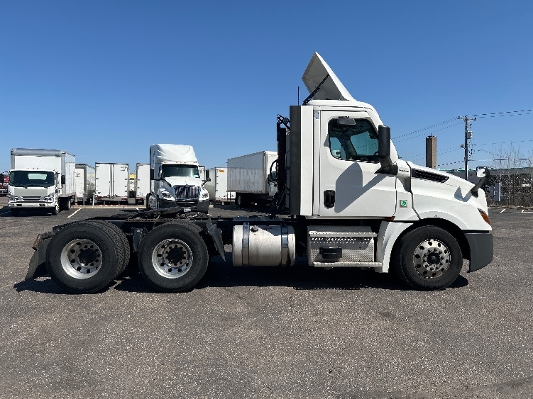 2022 Freightliner Cascadia in Roseville, MN — photo 8