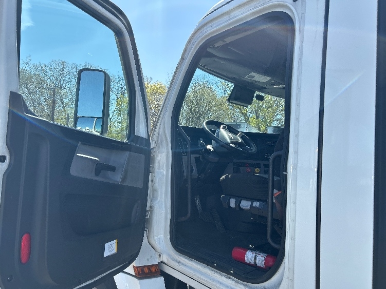 2022 Freightliner Cascadia in Roseville, MN — photo 9