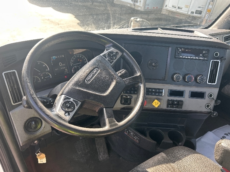 2022 Freightliner Cascadia in Sturtevant, WI — photo 10