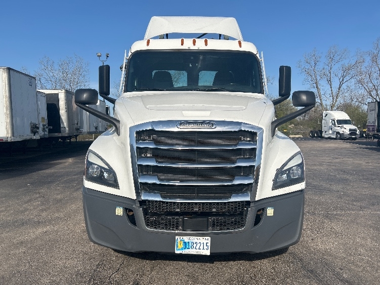 2022 Freightliner Cascadia in Sturtevant, WI — photo 2