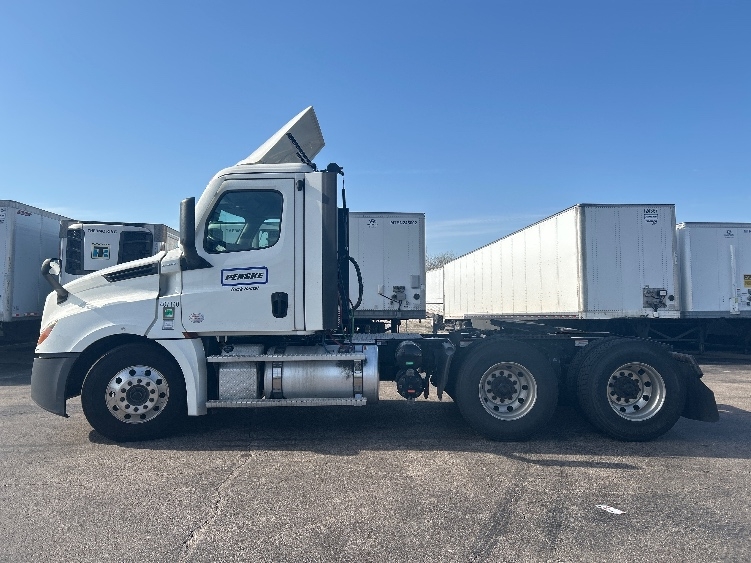 2022 Freightliner Cascadia in Sturtevant, WI — photo 4