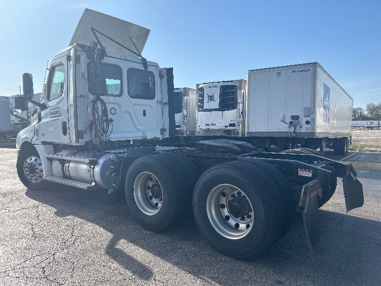 2022 Freightliner Cascadia in Sturtevant, WI — photo 5